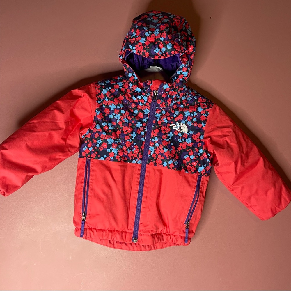 The North Face Snowquest insulated Toddler Jacket in Vibrant Purple - Picture 3 of 10